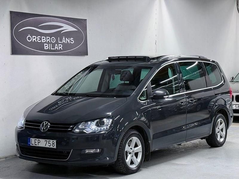 Grå Begagnad 2011 VW Sharan Minibuss | 124 900 kr (Marknadspris) - Bild 1/4