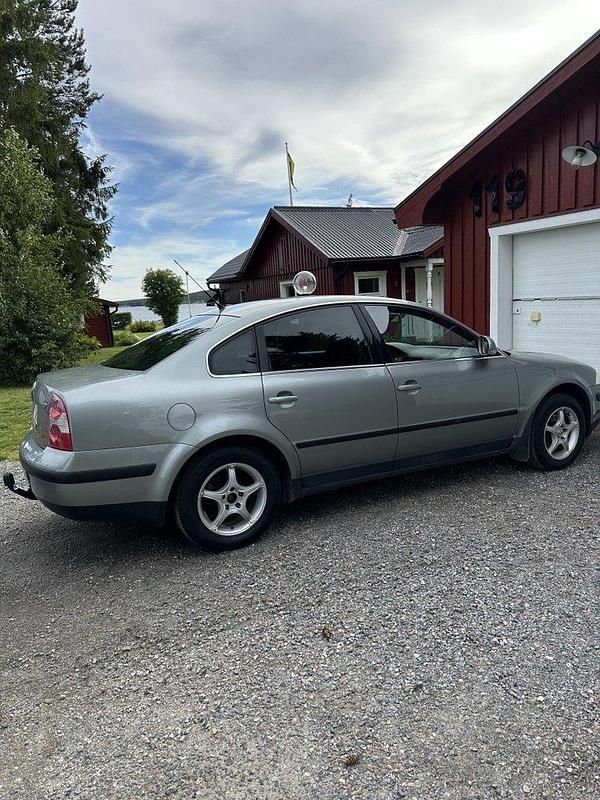 Grå Begagnad 2005 VW Passat Trendline Sedan | 27 000 kr (Marknadspris) - Bild 1/4