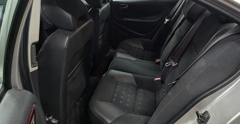 Begagnad Volvo S60 141 HK (103 kW) 2000 Grå Sedan