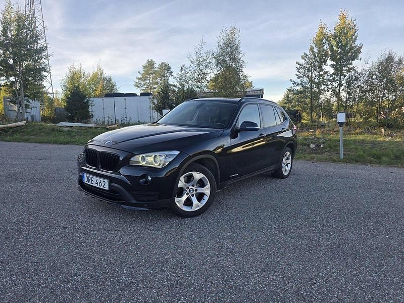 Svart Begagnad 2015 BMW X1 SUV | 117 000 kr (Marknadspris) - Bild 1/4