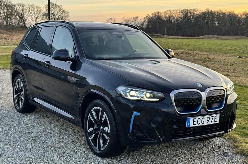 Svart Begagnad 2022 BMW iX3 M Sport SUV | 410 000 kr (Marknadspris) - Bild 1/4