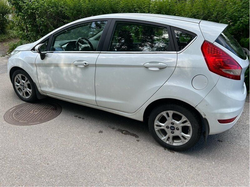 Vit Begagnad 2011 Ford Fiesta Titanium Halvkombi | 28 000 kr (Bra pris) - Bild 1/4