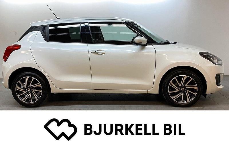 Vit Begagnad 2021 Suzuki Swift Halvkombi | 149 900 kr (Marknadspris) - Bild 1/4