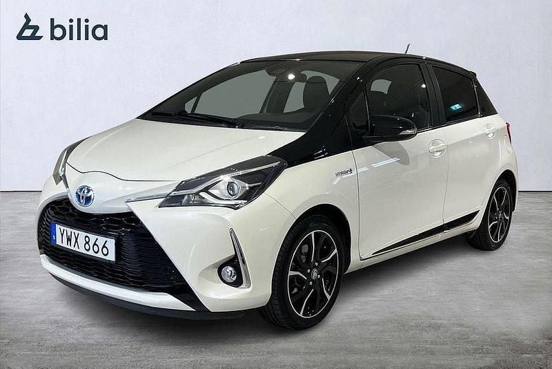 Vit Begagnad 2017 Toyota Yaris Hybrid Halvkombi | 155 000 kr (Marknadspris) - Bild 1/3