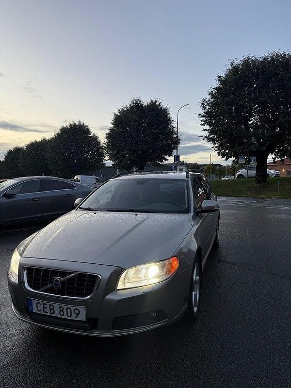 Begagnad 2008 Volvo V70 Kombi | 45 000 kr (Marknadspris) - Bild 1/4