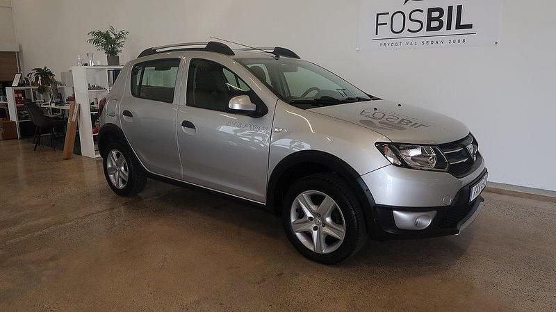 Silver Begagnad 2015 Dacia Sandero Stepway Halvkombi | 69 900 kr (Marknadspris) - Bild 1/3