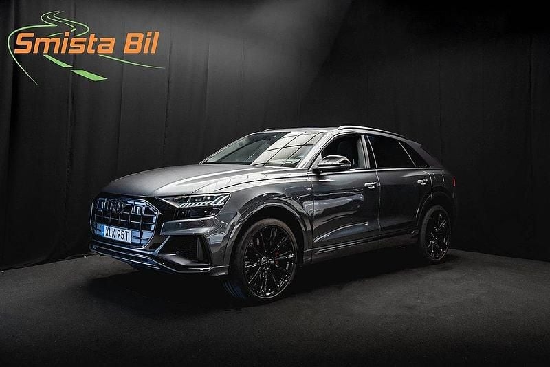 Grå Begagnad 2023 Audi Q8 S-Line SUV | 829 900 kr (Marknadspris) - Bild 1/4