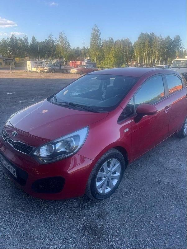 Röd Begagnad 2013 Kia Rio Halvkombi | 59 000 kr (Bra pris) - Bild 1/4