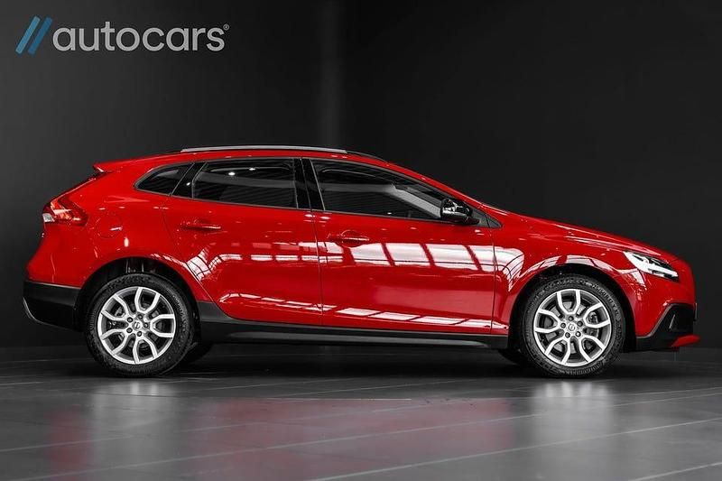 Begagnad Volvo V40 CC Momentum 120 HK (88 kW) 2018 Röd Kombi