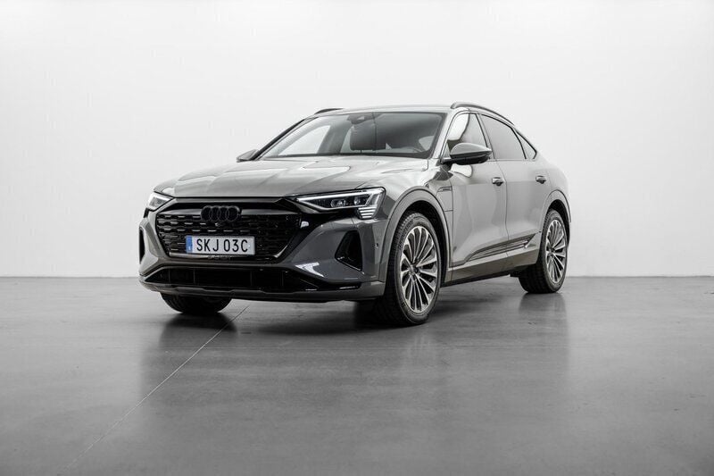 Grå Begagnad 2023 Audi Q8 e-tron Premium SUV | 749 000 kr (Lite dyr) - Bild 1/4