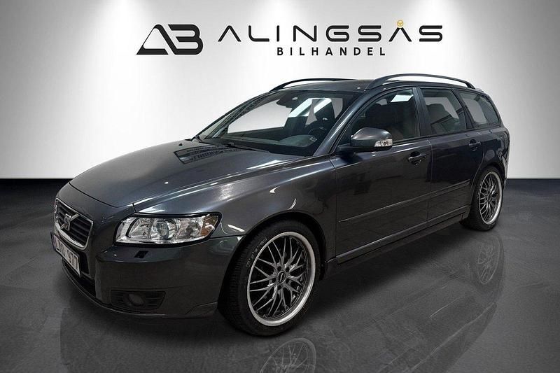 Grå Begagnad 2010 Volvo V50 Momentum Kombi | 49 900 kr (Dyr) - Bild 1/4