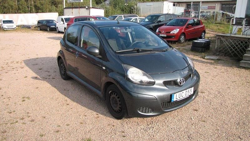 Mörkgrå Begagnad 2011 Toyota Aygo Halvkombi | 34 000 kr (Bra pris) - Bild 1/4