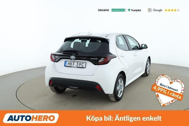 Begagnad Toyota Yaris Hybrid Active 117 HK (86 kW) 2022 Vit Sedan
