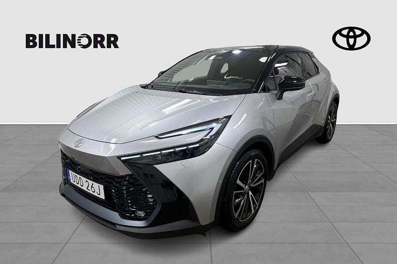 Silver Begagnad 2023 Toyota C-HR Comfort SUV | 399 900 kr (Bra pris) - Bild 1/4