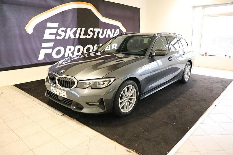 Grå Begagnad 2020 BMW 320 Sport Line Kombi | 264 900 kr (Marknadspris) - Bild 1/4