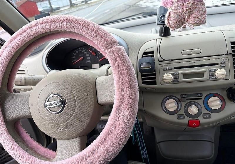 Begagnad Nissan Micra 65 HK (47 kW) 2005 Guld metallic