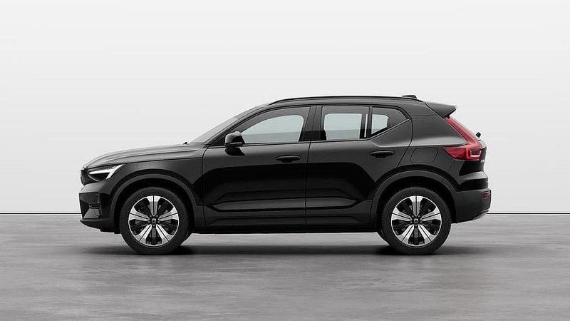 Svart Begagnad 2022 Volvo XC40 Core SUV | 339 500 kr - Bild 1/4