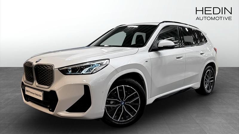 Vit Begagnad 2025 BMW iX1 Shadowline SUV | 493 700 kr - Bild 1/4