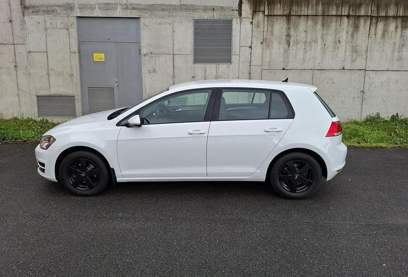 Vit Begagnad 2017 VW Golf VII Halvkombi | 128 000 kr (Marknadspris) - Bild 1/4