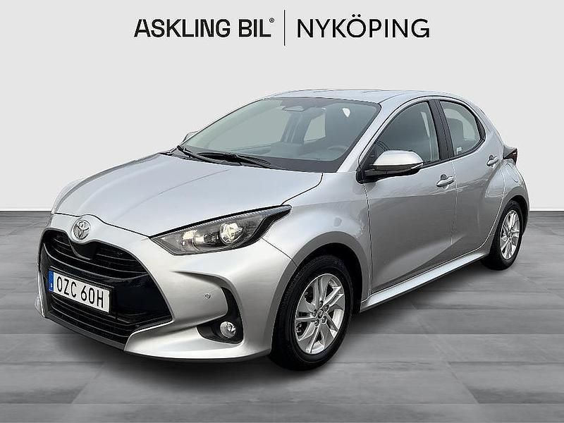 Silver Begagnad 2025 Toyota Yaris Hybrid Active Halvkombi | 255 000 kr (Marknadspris) - Bild 1/4