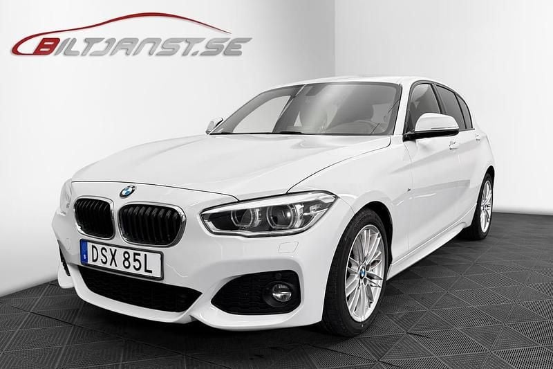 Vit Begagnad 2019 BMW 120 Shadowline Halvkombi | 199 900 kr (Superpris) - Bild 1/4