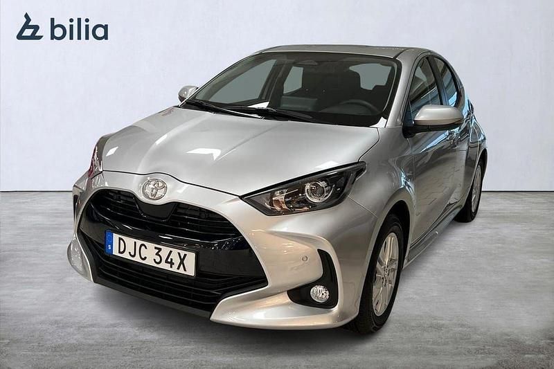 Silver Ny 2025 Toyota Yaris Hybrid Active Halvkombi | 259 900 kr (Marknadspris) - Bild 1/4