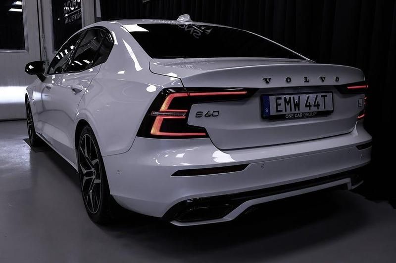 Begagnad Volvo S60 R-Design 405 HK (297 kW) 2021 Vit Sedan