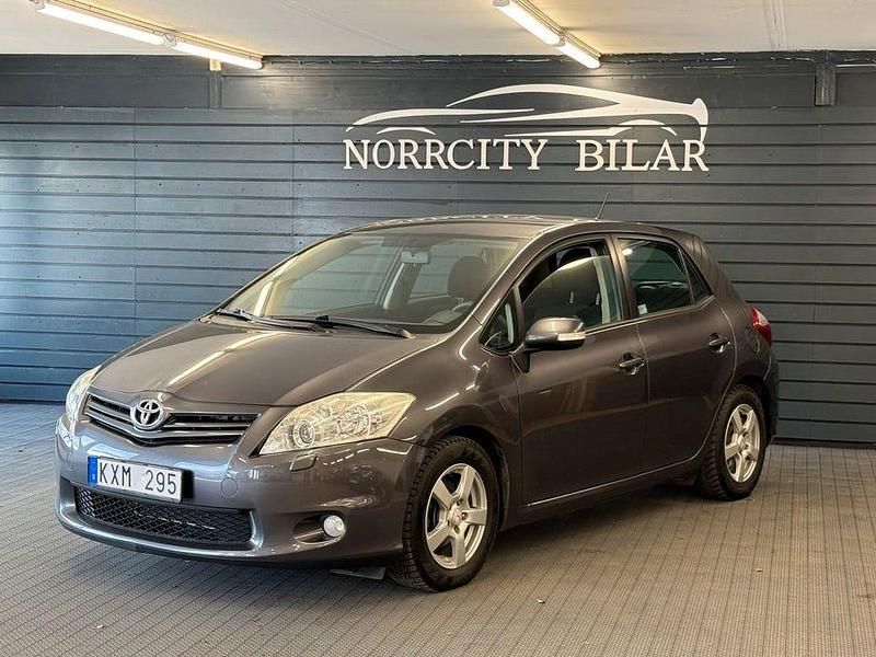 Mörkgrå Begagnad 2010 Toyota Auris Plus Halvkombi | 57 800 kr (Marknadspris) - Bild 1/4