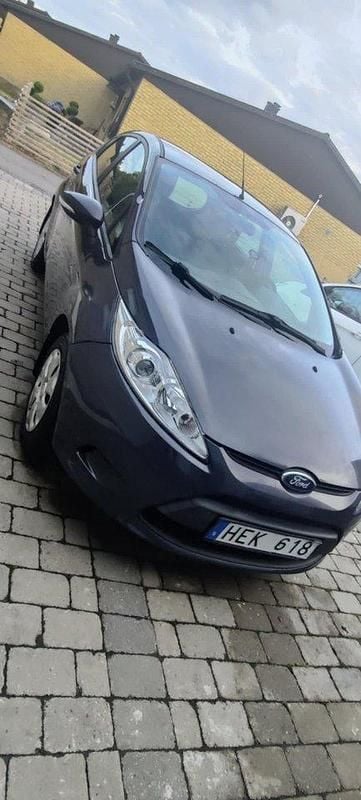 Grå Begagnad 2011 Ford Fiesta Trend Halvkombi | 28 500 kr (Marknadspris) - Bild 1/4