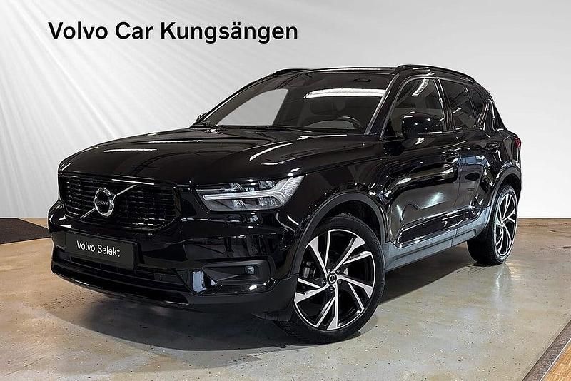 Svart Begagnad 2021 Volvo XC40 R-Design SUV | 324 900 kr (Marknadspris) - Bild 1/3