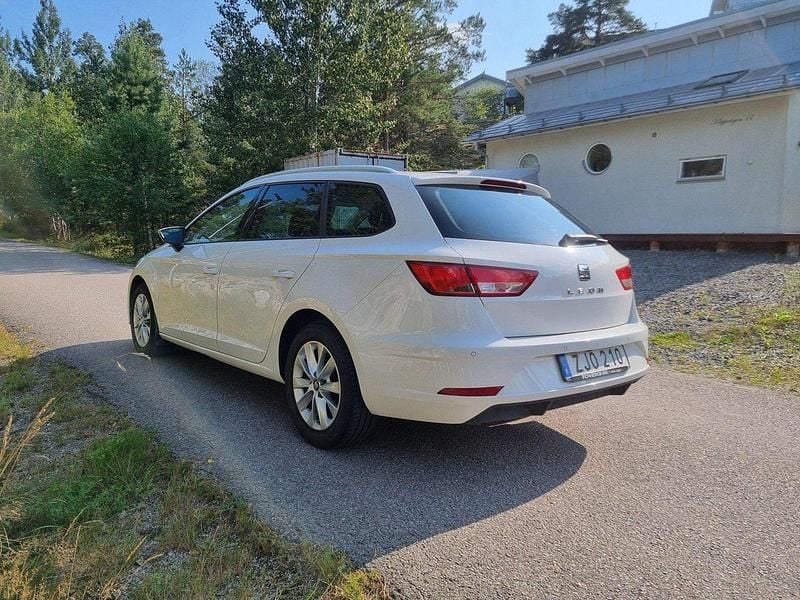 Vit Begagnad 2019 Seat Leon ST Style Kombi | 144 900 kr (Marknadspris) - Bild 1/4