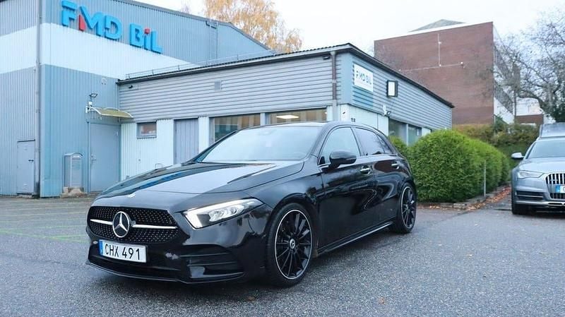Svart Begagnad 2019 Mercedes A250 AMG Halvkombi | 259 700 kr (Marknadspris) - Bild 1/4