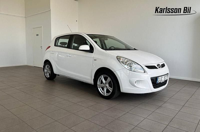 Vit Begagnad 2012 Hyundai i20 Select Halvkombi | 49 900 kr (Marknadspris) - Bild 1/4