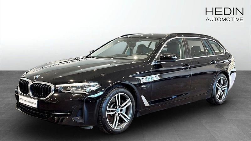 Svart (black) Begagnad 2023 BMW 530e Kombi | 399 700 kr (Bra pris) - Bild 1/4