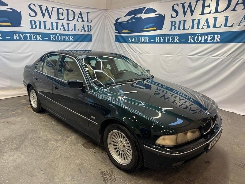 Grön Begagnad 2000 BMW 540 M Sport Sedan | 129 800 kr - Bild 1/4