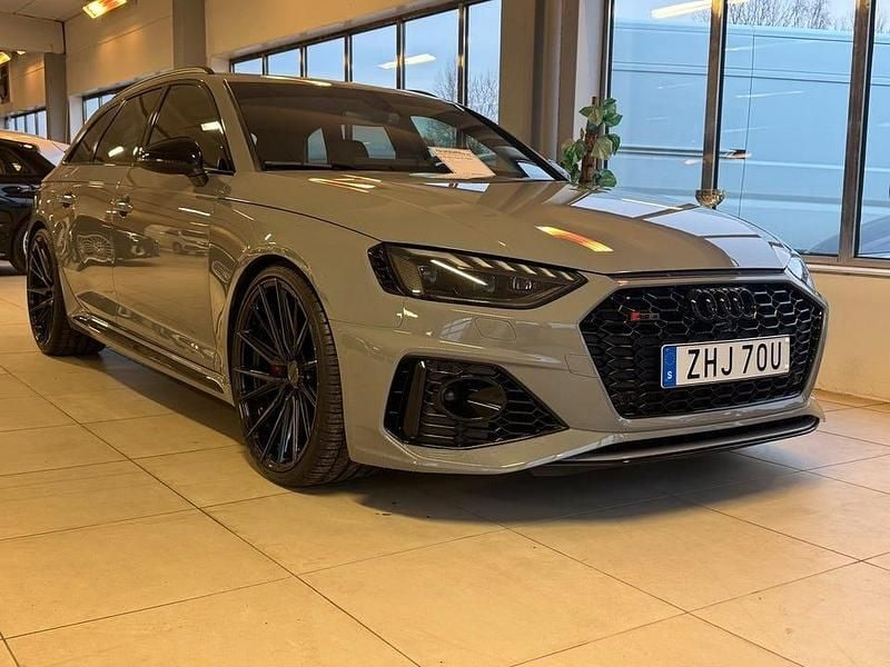 Grå Begagnad 2023 Audi RS4 Kombi | 855 000 kr (Marknadspris) - Bild 1/4