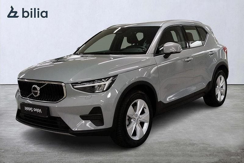 Grå Begagnad 2023 Volvo XC40 Core SUV | 339 000 kr (Marknadspris) - Bild 1/3