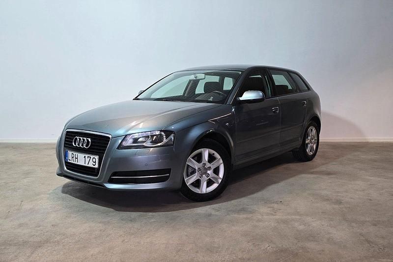 Grå Begagnad 2011 Audi A3 Sportback Attraction Halvkombi | 99 800 kr (Lite dyr) - Bild 1/4