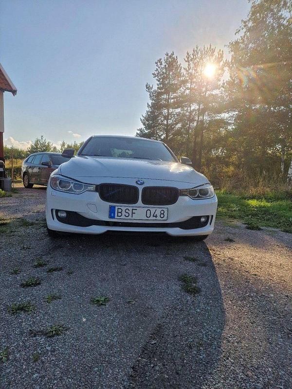 Vit Begagnad 2013 BMW 320 Sedan | 95 900 kr (Bra pris) - Bild 1/4