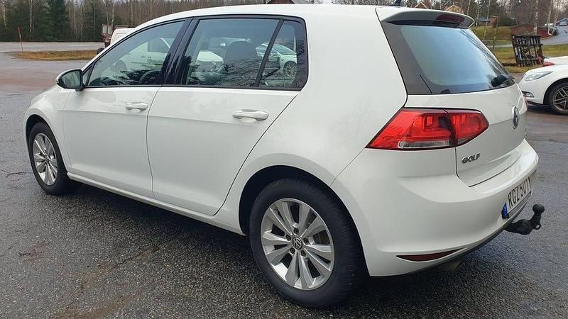 Begagnad VW Golf VII 110 HK (80 kW) 2017 Vit Halvkombi