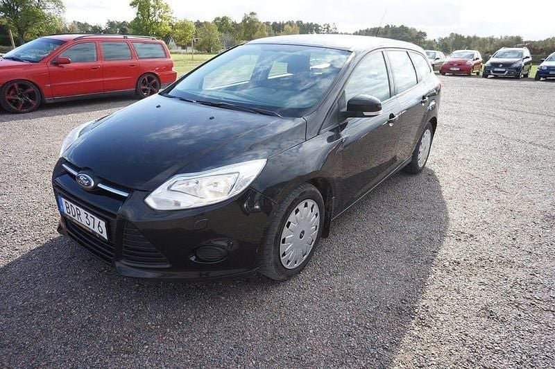 Svart (svart metallic) Begagnad 2014 Ford Focus Trend Kombi | 69 900 kr (Marknadspris) - Bild 1/4