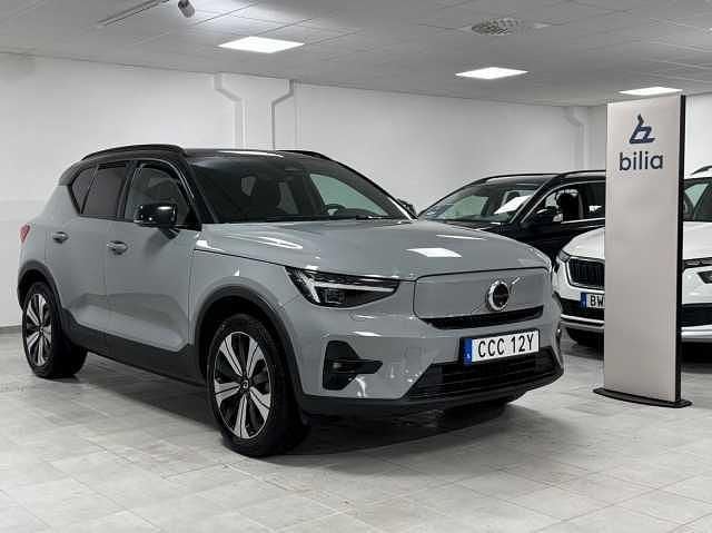 Grå Begagnad 2023 Volvo XC40 Single Motor Extended Range SUV | 414 900 kr (Marknadspris) - Bild 1/3