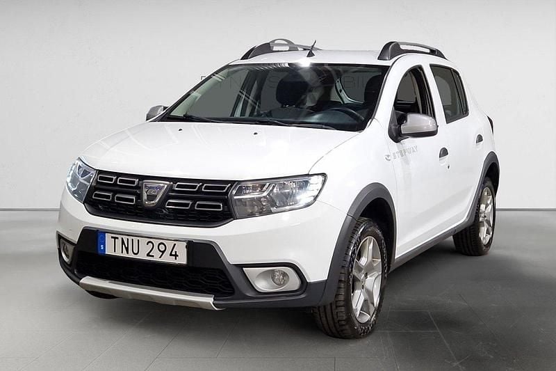 Vit Begagnad 2018 Dacia Sandero Stepway Halvkombi | 64 900 kr (Marknadspris) - Bild 1/3