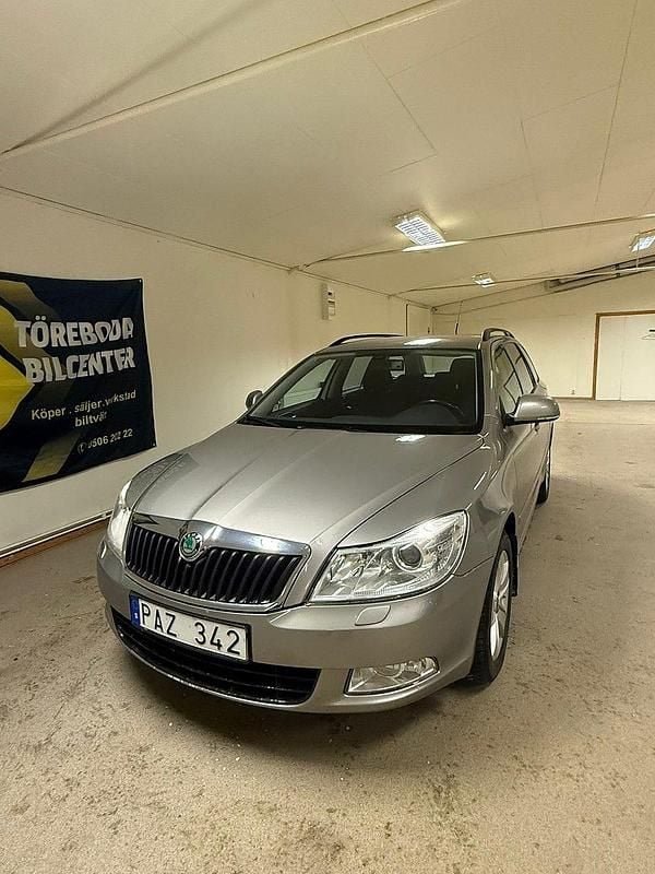 Begagnad Skoda Octavia Elegance 122 HK (89 kW) 2010 Brun Kombi