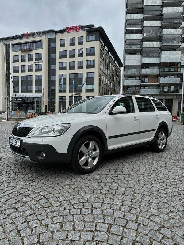 Vit Begagnad 2011 Skoda Octavia Scout Kombi | 77 900 kr (Lite dyr) - Bild 1/4
