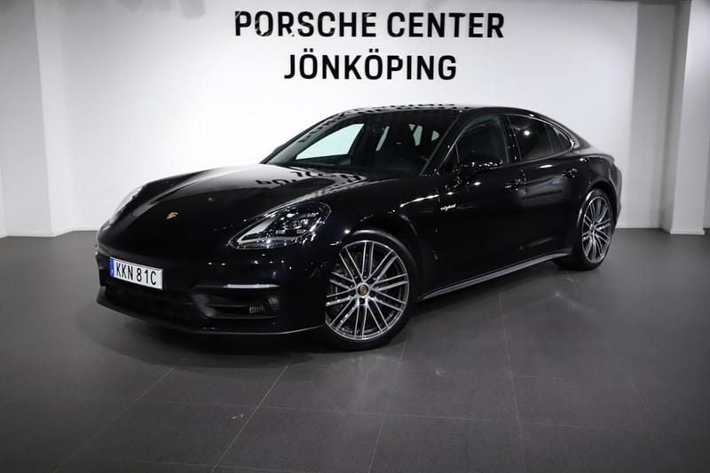 Svart (black) Begagnad 2022 Porsche Panamera 4 Sedan | 819 000 kr (Marknadspris) - Bild 1/4