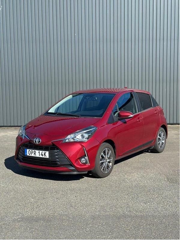 Röd Begagnad 2020 Toyota Yaris Halvkombi | 155 000 kr (Marknadspris) - Bild 1/4