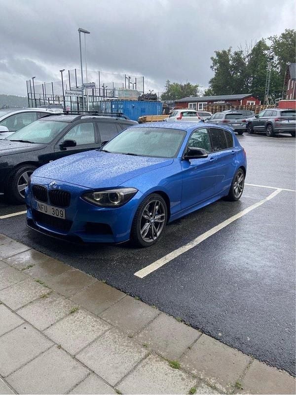 Blå Begagnad 2013 BMW M135 Halvkombi | 245 000 kr (Marknadspris) - Bild 1/4