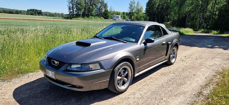 Grå Begagnad 2003 Ford Mustang GT Convertible Cab | 87 000 kr (Marknadspris) - Bild 1/4