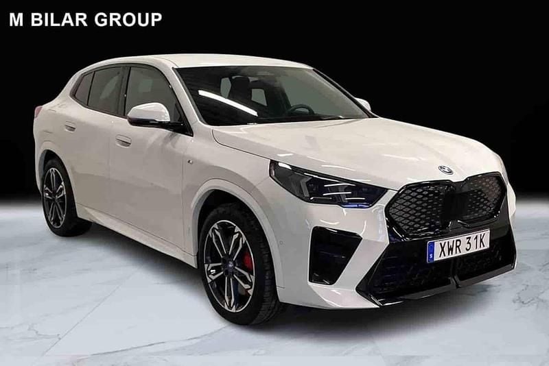 Vit Begagnad 2024 BMW iX2 SUV | 569 000 kr (Superpris) - Bild 1/1